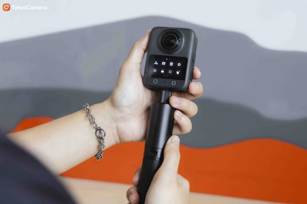 DJI Osmo 360 cũng sở hữu hiệu ứng gậy selfie tàng hình